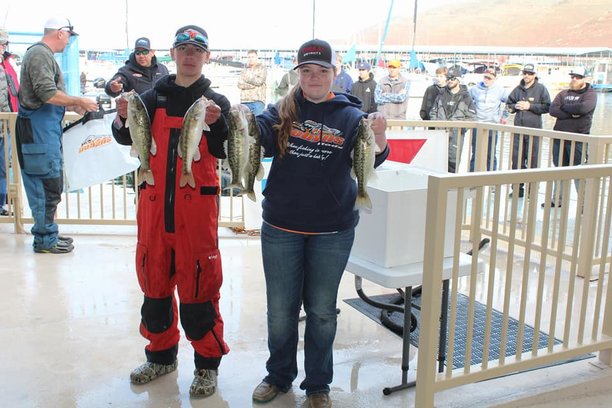 2nd Place Manny Nevarez II and Jessica Spencer, Yuba Sutter Fishing Club with 6.08 lbs..jpg