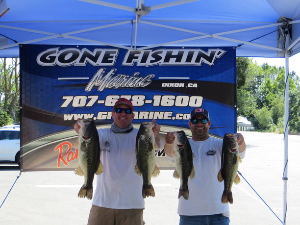 1st place winners Ken Phillips and Chris Delamain weighing in at 19.64 lbs.JPG