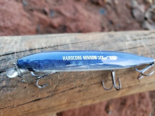 Action
The bait has a nice darting action, and the bait is a solid shallow water jerkbait.
It suspends easily, and it is easy to get the bait going with a standard &lsquo;jerk, jerk, pause&rsquo; cadence, and like all jerkbaits, the pause is the key for many bites.