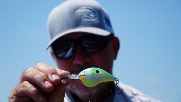 During the summer months, anglers can find bass just about anywhere. A large population of them stay shallow, while plenty of them also go deep and relate to offshore structure far away from the bank. Then, you have a population in the mid-depth range, some transitioning between both shallow and deep.
Major League Fishing pro Randall Tharp keeps them all honest, fishing throughout the water column to effectively target summer bass. But, some of his approaches remain the same no matter what depth he is targeting during the summer.