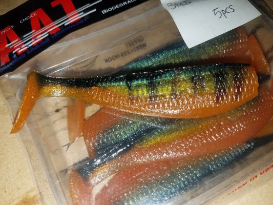 Rags to Rich's&nbsp;| 5 Best Swimbait Colors
This black and orange color can easily be modified with a sharpie to match the color of some perch. It is a bright color that works in a variety of conditions.