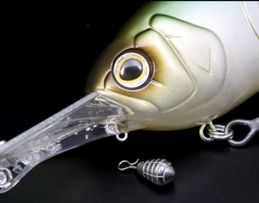 The 1.2mm thick circuit board lip contributes to thinner and lighter weight compared to the integrated molded lip, does not diminish the pitch of the wobbling action even in deep range, and the mountain-style parts attached to the tip don't just grab water, but also cover damage from the line contacts the shaved lip tip during casting. This crankbait has the factor needed for extra deep range strategy.
&nbsp;