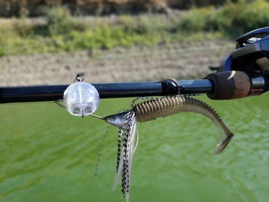 Fishing the Knuckle Bait
The size, shape, and profile are much like a spinnerbait so any rod, reel, and line that works for a spinnerbait will do here.
It is also fished much like a spinnerbait, so no additional knowledge is needed to get started.
READ RELATED: 5 Ways to Fish the Knuckle Bait