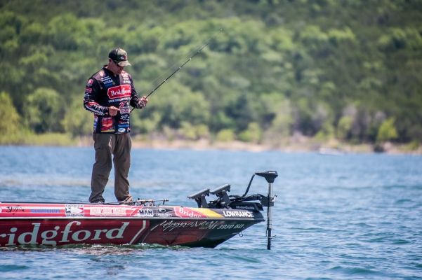 Photo: Major League Fishing
Luke Clausen&nbsp;&ndash; Faster Processing Speed and Clearer Screen
After fishing the new Lowrance units this season, Clausen has found the HDS LIVE to have a brighter screen and faster processing speed.
&ldquo;It is a clearer screen, and it is also easier to see when you are in direct sunlight. You don&rsquo;t get that &lsquo;blacked out&rsquo; look if you are standing in direct sunlight,&rdquo; he says. The HDS LIVE features a&nbsp;SolarMAX&trade; HD display&nbsp;that was also available in the HDS Carbon series, but&nbsp;Clausen believes it is even brighter now thanks to the design of the new units. They are built with edge-to-edge glass.
&ldquo;You get a clearer sonar picture, and the FishReveal makes it easy to see fish suspended in timber and deep grass.
&ldquo;The other big thing is how fast it is. As you scroll through your map or switch between pages, it is instantaneous,&rdquo;&nbsp;Clausen said. This has to do with the quad-core processor Lowrance uses for the 12 and 16-inch HDS LIVE units.
LiveSight
LiveSight&nbsp;is the most anticipated of all of the new Lowrance features, and it is now available. The new LiveSight transducer gives anglers real-time views of baitfish and fish moving below the boat. It allows anglers to watch what is happening live before their eyes on the HDS LIVE screen.
Each new generation of marine electronics brings faster speeds, more features, and a better experience for anglers. The HDS LIVE is no different, and these three western pro anglers have each found several things they like about Lowrance&rsquo;s newest technology.