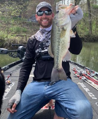 DT4 and DT6 - Plus Some New Colors
A shallow crankbait is always a good choice anytime the bass during the springtime. That's why DeFoe has been using both of these baits often this year.
"Most of the fish are going to be in shallow water and a crankbait is great for covering water. You can fish it around rock, wood, and grass and it comes through everything pretty well," DeFoe said. "I think a crankbait does so well because it gets the reaction bite and the feeding bite at the same time."
DeFoe let the cat out of the bag about the new&nbsp;DT series colors&nbsp;when he won the last Major League Fishing event. He was using a new color called "Bigg's Shad" and shared that there are five new colors to be released later this year.
"The whole pro-staff worked to put together colors that we wanted and that was one that I wanted. Bigg's Shad is from a custom color that my buddy paints," DeFoe said.
Bigg's Shad has worked its way into his favorite colors list, but he shared a few others that he relies on this time of year.
"Penguin is a great one for the&nbsp;DT4&nbsp;and I also really like Disco Shad because it is a nice, natural color. Another good one is Old School," he said. "If you are further north and the water is still colder, any of the browns and reds are going to be great."
&nbsp;