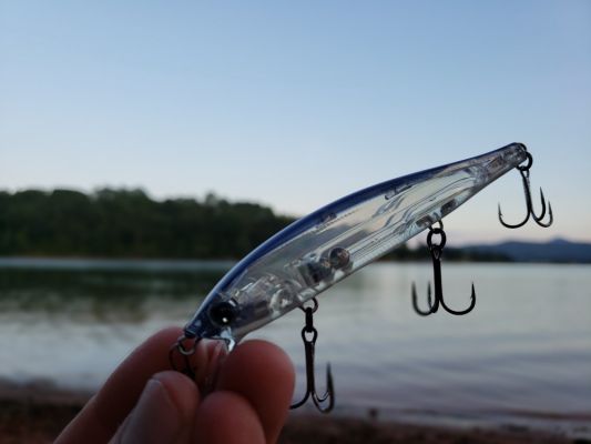 Construction
The bait is a qood design and everything on the bait is a quality.
The hooks are sharp and the 3D eyes, finish, and appearance is impeccable. Duel also included a durable snap and premium split rings.