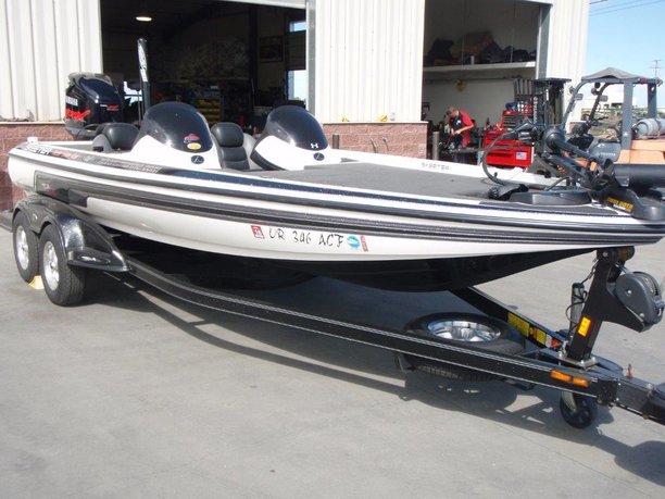 08Skeeter20iWhiteBlack (8).jpg