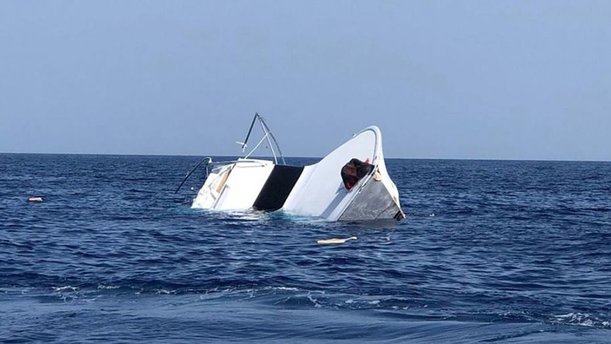 A $1 million fishing boat crashed and sank during a fishing tournament off the coast of Texas.jpg