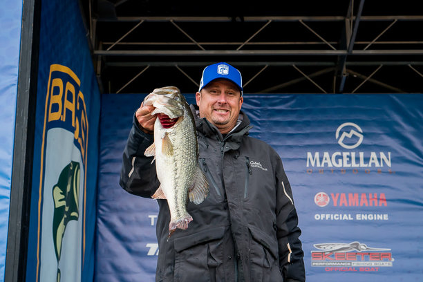 Randy Pierson of Oakdale, Calif., takes over the lead on Day 2 B.A.S.S. Nation Championshi Pickwick Lake.jpg