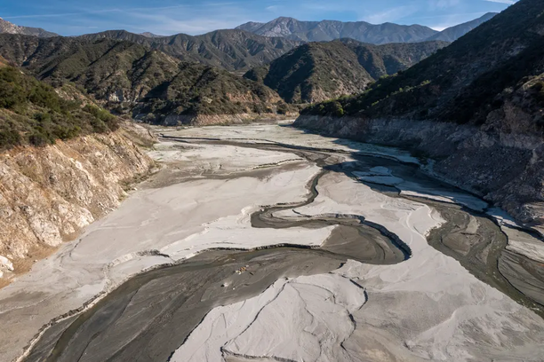 California's drought as lake beds turn to dust.png