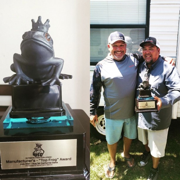 Armando and Angelo proudly hoist the coveted Manufactuer's Cup Trophy for his win with Optimum's &quot;Furbit Frog&quot;