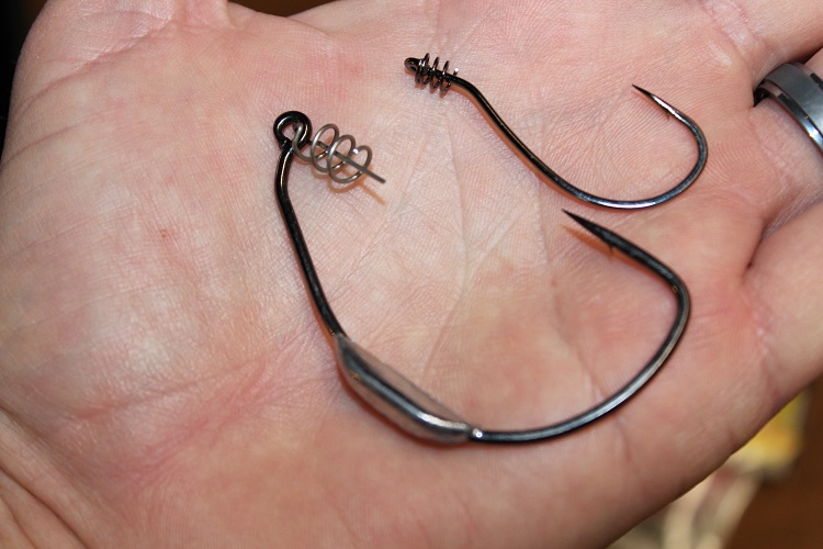 https://www.westernbass.com/shared/managedfiles/articles/attached/beast_swimbait_hook_and_twist_lock_hook.JPG