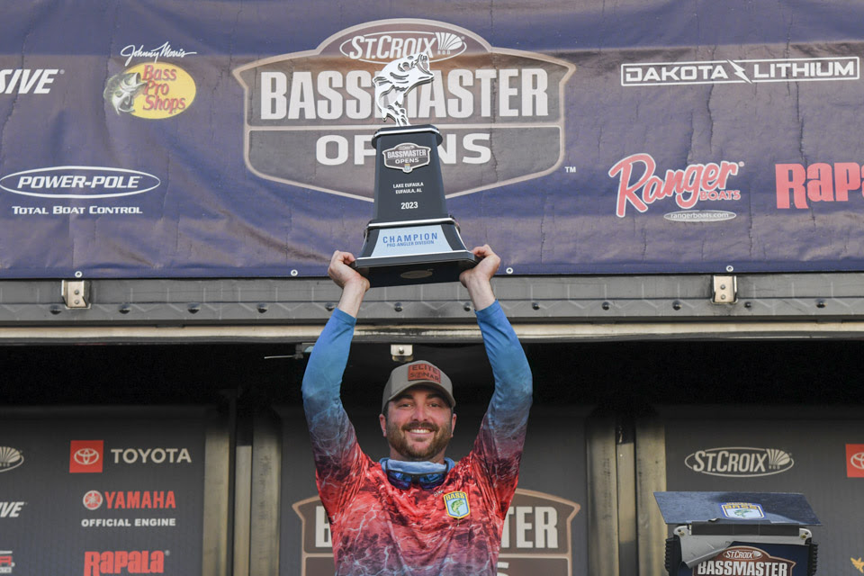 Justin Barnes hangs on to win first Bassmaster Open of the season on