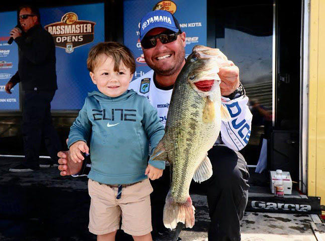 https://www.westernbass.com/shared/managedfiles/articles/images/cliff_crotchet_and_son_stretching_the_truth_on_topwater.jpg